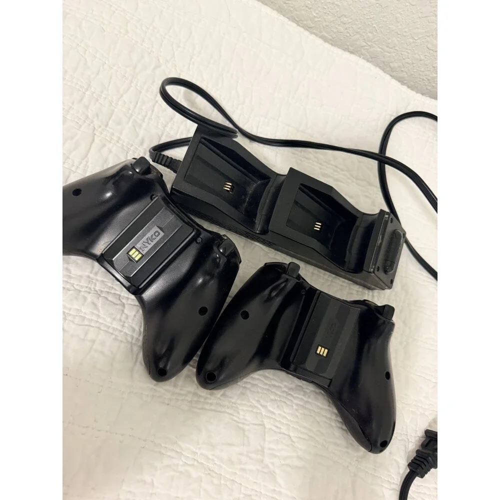 Nyko Charge Base 86100-A50 for Xbox One  includes two controllers camo black lot
